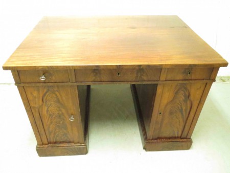 6002 - Psaci stul pyramidovy mahagon goticky styl 1860  120 x 88 cm V - 79 cm  - 9 900 kc